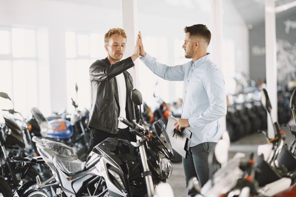 Secrets des professionnels pour acheter une moto à une vente aux enchères